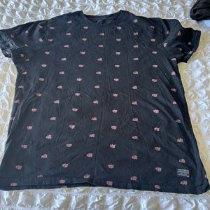 Black tee with roses on it